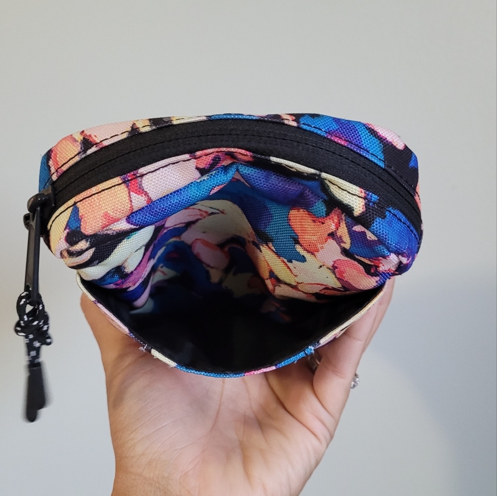 SOLD Herschel Cruz Floral Print 0.5 L Bag - Picture 5 of 7